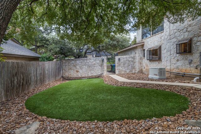 Listing photo id 44 for 327 Twisted Wood
