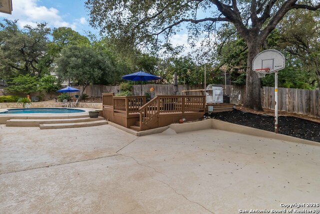 Listing photo id 45 for 327 Twisted Wood