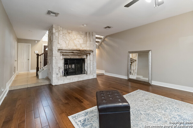 Listing photo id 7 for 327 Twisted Wood