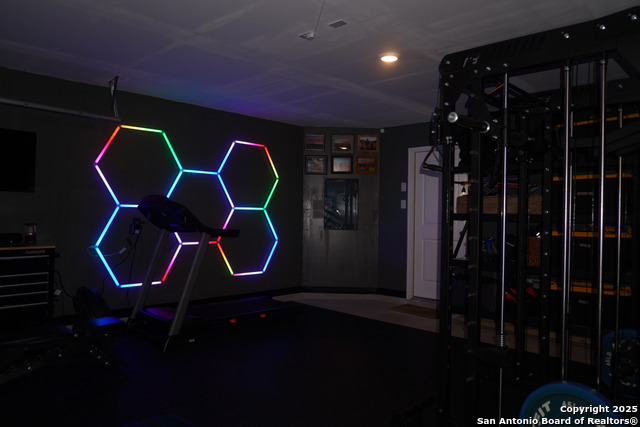 Listing photo id 8 for 8919 Cosmo Cove