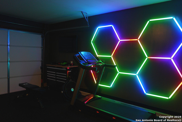 Listing photo id 10 for 8919 Cosmo Cove