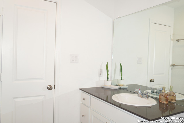 Listing photo id 19 for 8919 Cosmo Cove