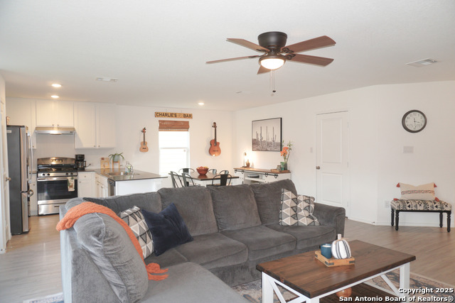 Listing photo id 3 for 8919 Cosmo Cove