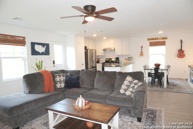 Listing photo id 4 for 8919 Cosmo Cove