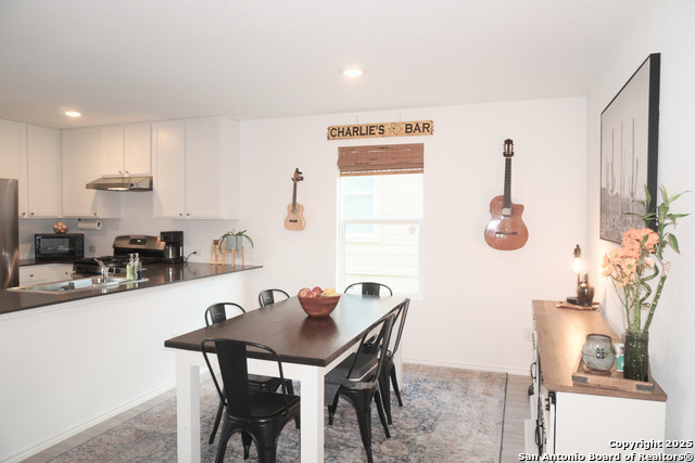 Listing photo id 5 for 8919 Cosmo Cove