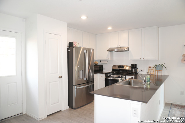 Listing photo id 6 for 8919 Cosmo Cove