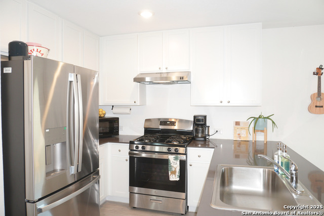 Listing photo id 7 for 8919 Cosmo Cove