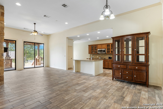 Listing photo id 7 for 2015 Rocky Ridge