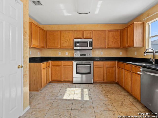 Listing photo id 0 for 8964 Scarlet Crk