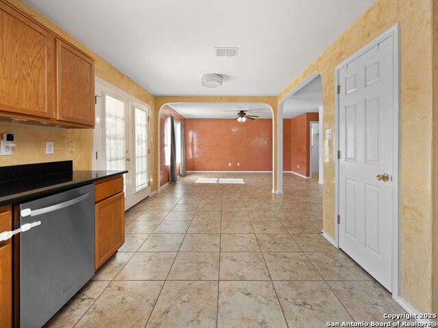 Listing photo id 2 for 8964 Scarlet Crk