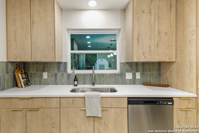 Image 11 of 33 For 131 Cornwall