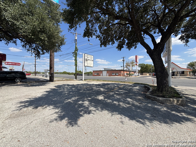 Listing photo id 12 for 5917 San Pedro