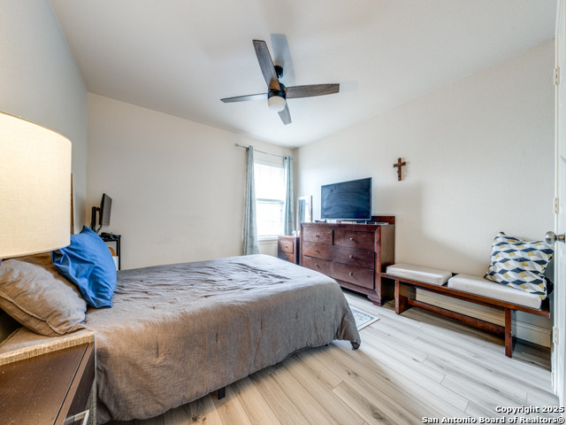 Image 22 of 34 For 19606 Flair Oak