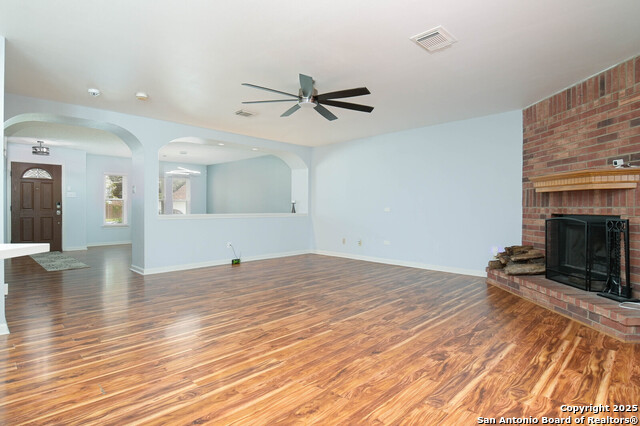 Listing photo id 3 for 8426 Cross Spring