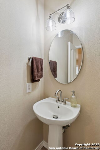 Listing photo id 18 for 27505 Boerne Cliff