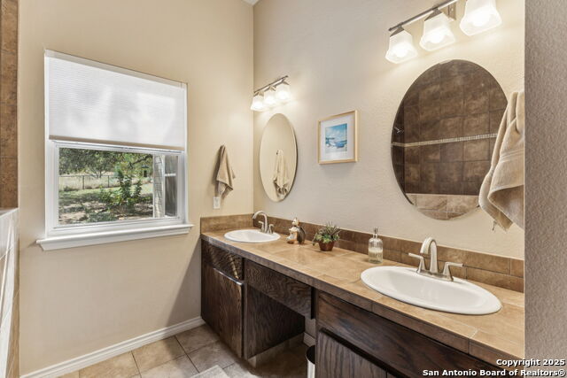 Listing photo id 33 for 27505 Boerne Cliff