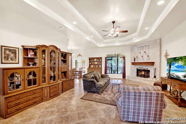 Listing photo id 10 for 383 Rosewood
