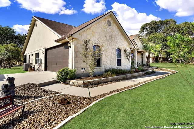 Listing photo id 3 for 383 Rosewood