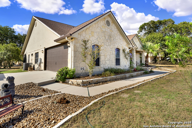 Listing photo id 4 for 383 Rosewood