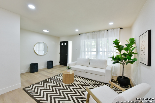 Listing photo id 2 for 1010 Mercer  