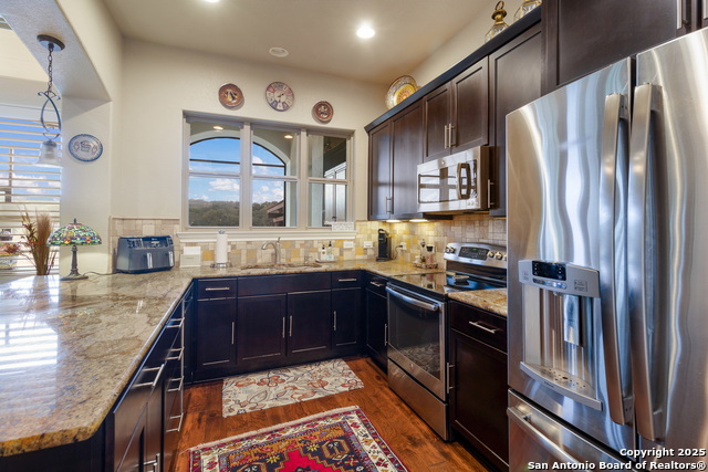 Listing photo id 9 for 556 Shayla
