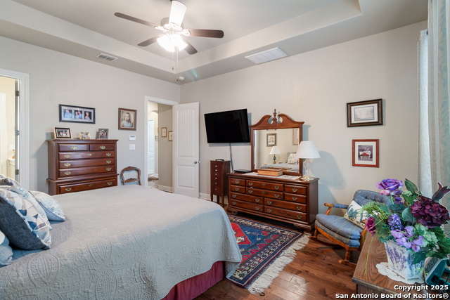 Listing photo id 12 for 556 Shayla