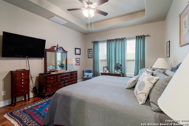 Listing photo id 13 for 556 Shayla