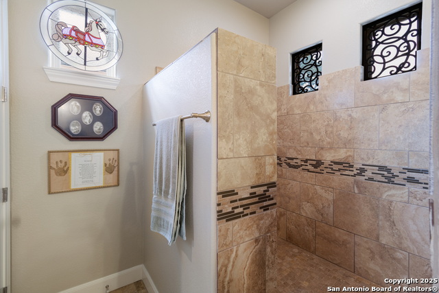 Listing photo id 15 for 556 Shayla
