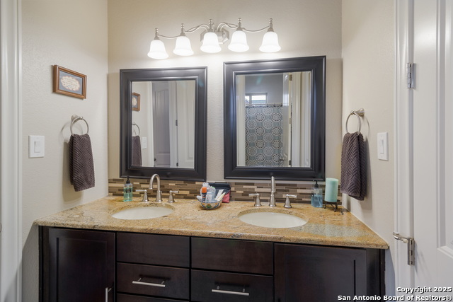 Listing photo id 17 for 556 Shayla