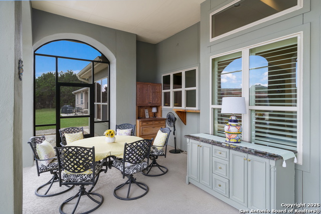 Listing photo id 24 for 556 Shayla