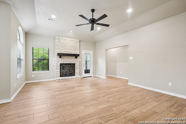 Listing photo id 8 for 230 Old Oaks Path