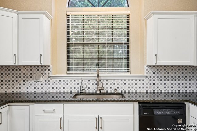 Listing photo id 6 for 230 Old Oaks Path