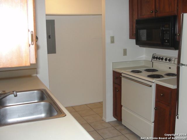 Listing photo id 3 for 1709 Patricia Dr B