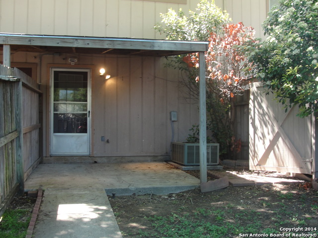 Listing photo id 7 for 1709 Patricia Dr B