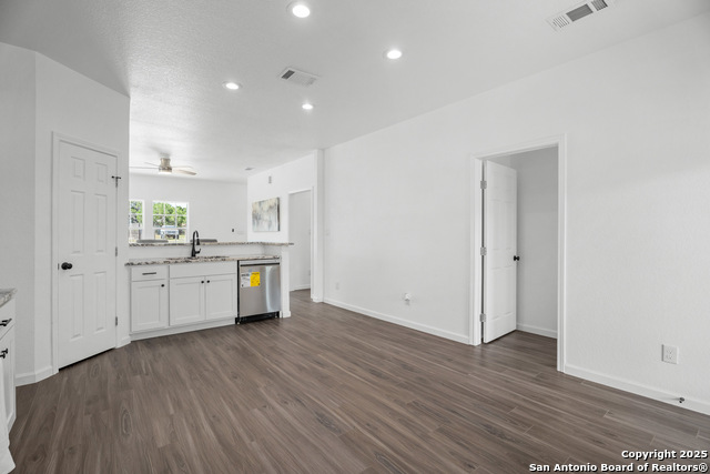 Listing photo id 5 for 1734 Blueridge Dr