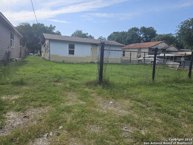 Listing photo id 1 for 907 Hough