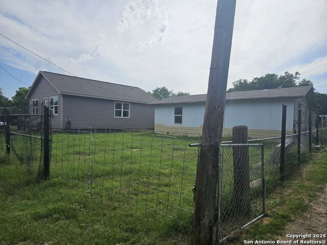 Listing photo id 2 for 907 Hough