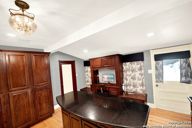 Listing photo id 8 for 914 Gentilz  