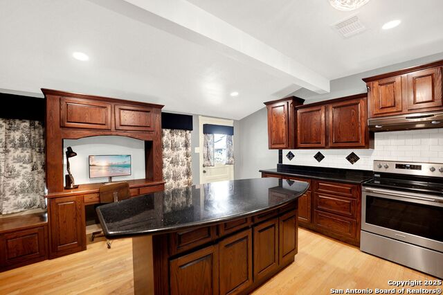 Listing photo id 9 for 914 Gentilz  