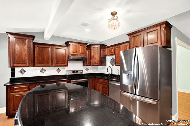 Listing photo id 10 for 914 Gentilz  