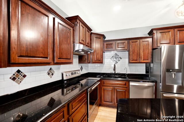 Listing photo id 11 for 914 Gentilz  