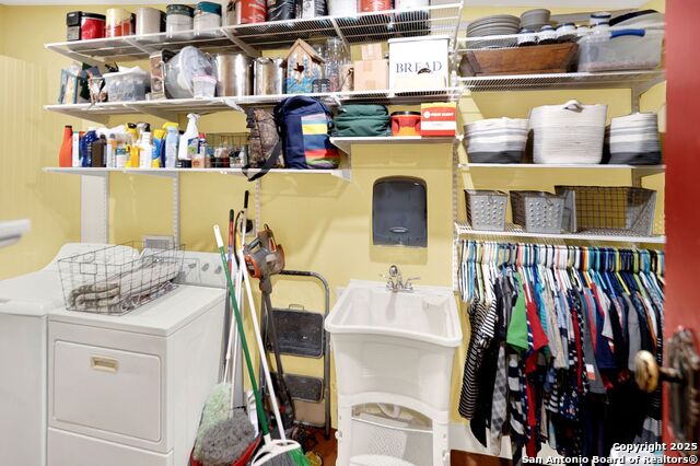 Listing photo id 12 for 914 Gentilz  