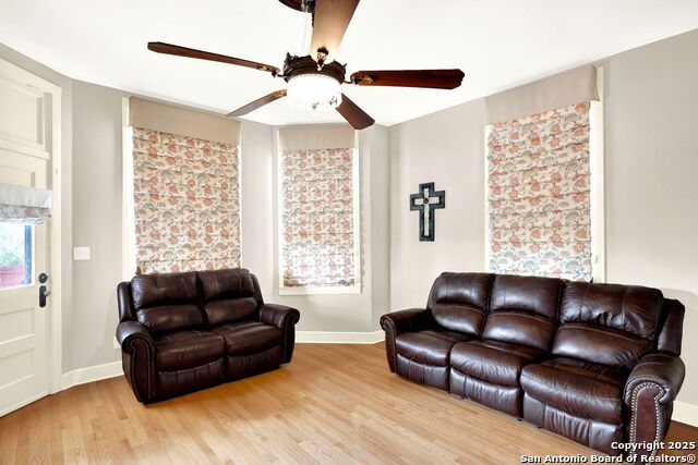 Listing photo id 17 for 914 Gentilz  