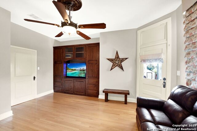 Listing photo id 18 for 914 Gentilz  