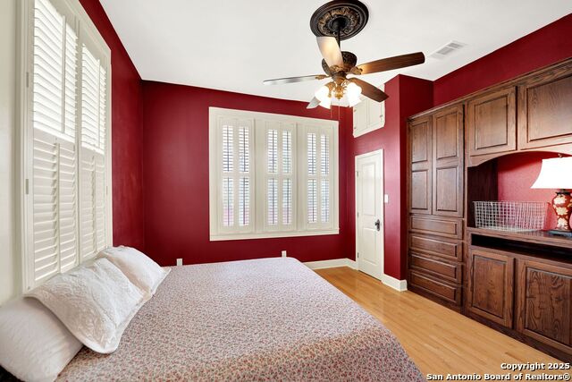 Listing photo id 22 for 914 Gentilz  