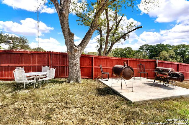 Listing photo id 29 for 914 Gentilz  