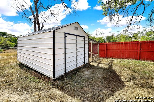 Listing photo id 30 for 914 Gentilz  