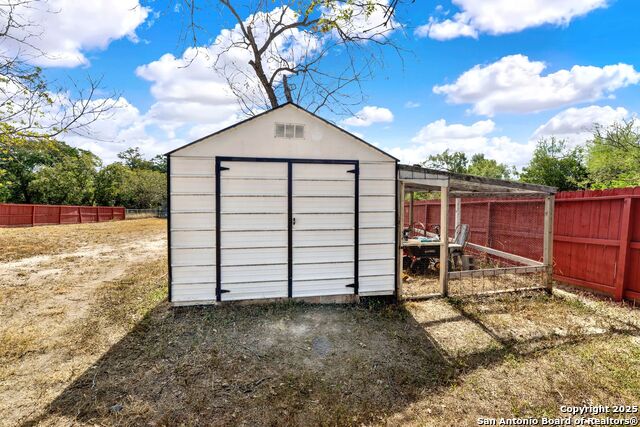 Listing photo id 31 for 914 Gentilz  