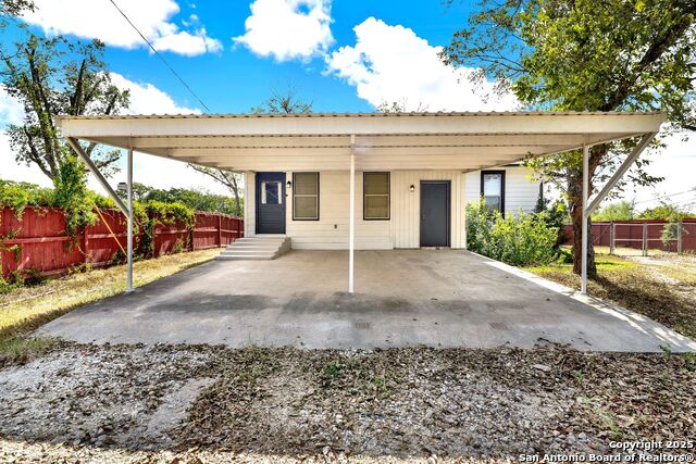 Listing photo id 32 for 914 Gentilz  