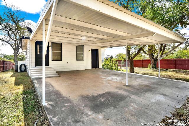 Listing photo id 33 for 914 Gentilz  